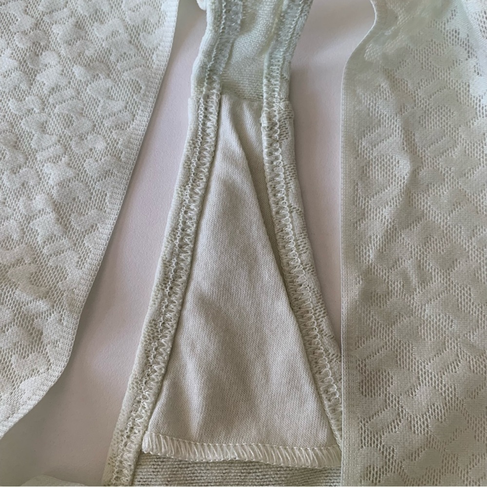 Skims Logo Mesh Thong Bone - Picture 5 of 10